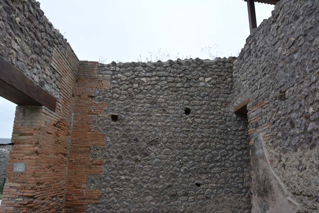 IX.5.12 Pompeii. May 2017. Looking towards upper east wall.
Foto Christian Beck, ERC Grant 681269 DCOR.
