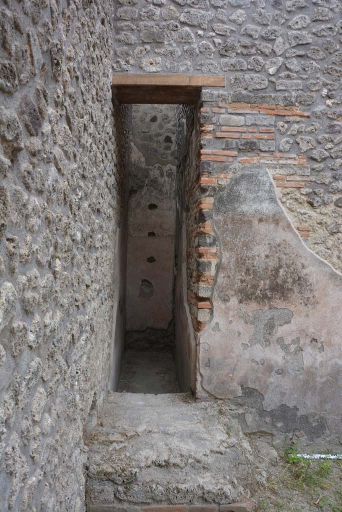 IX.5.12 Pompeii. May 2017. Looking south across base of steps towards narrow area.
Foto Christian Beck, ERC Grant 681269 DCOR.
