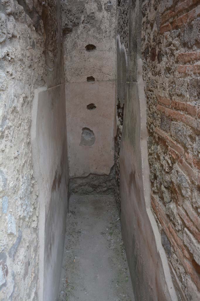 IX.5.12 Pompeii. May 2017. Looking south into narrow area.
Foto Christian Beck, ERC Grant 681269 DCOR.

