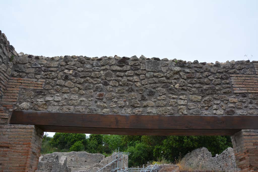 IX.5.12 Pompeii. May 2017. Upper north wall above entrance doorway.
Foto Christian Beck, ERC Grant 681269 DCOR.

