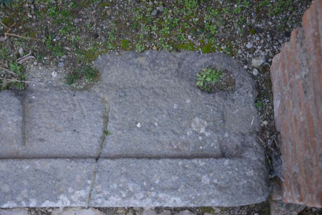 IX.5.12 Pompeii. March 2017. West end of doorway threshold.
Foto Christian Beck, ERC Grant 681269 DCOR.

