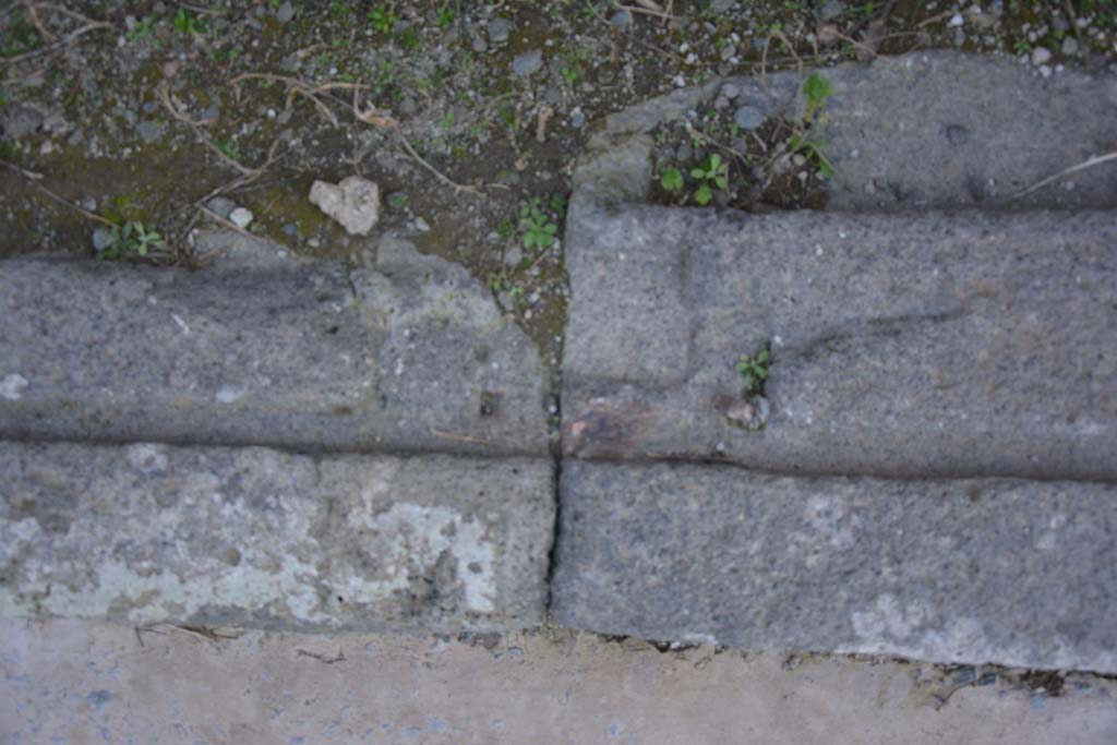 IX.5.12 Pompeii. March 2017. Detail from centre of doorway threshold.
Foto Christian Beck, ERC Grant 681269 DCOR.
