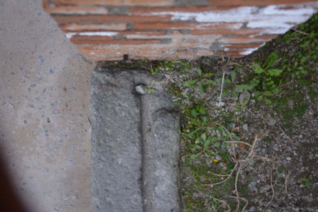  
IX.5.12 Pompeii. March 2017. Doorway threshold at east end.
Foto Christian Beck, ERC Grant 681269 DCOR.
