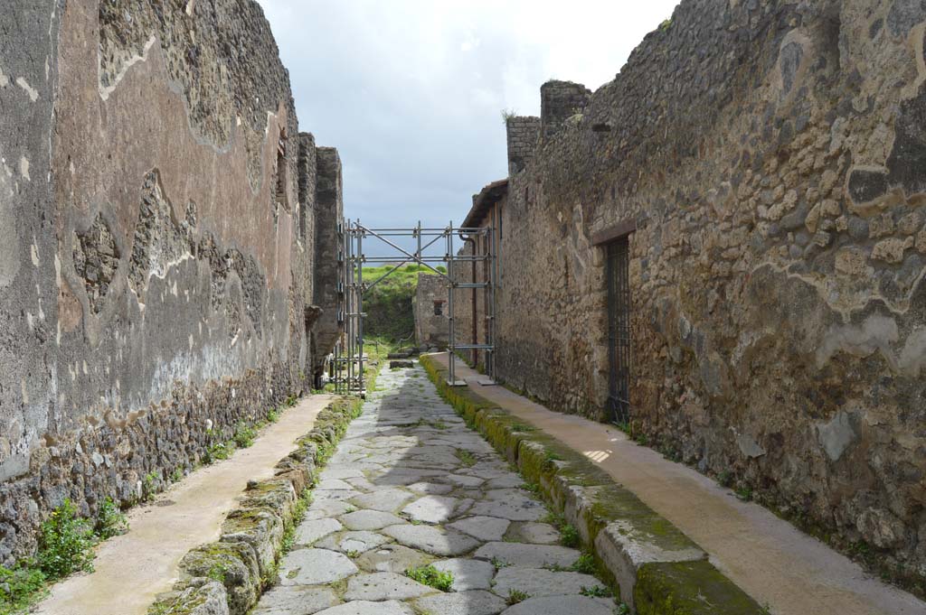 IX.8 Pompeii, on left. March 2018. Vicolo del Centenario, looking south from outside IX.5.13, on right.  
Foto Taylor Lauritsen, ERC Grant 681269 DÉCOR.


