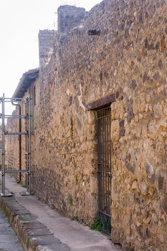 IX.5.13 Pompeii. October 2023. 
Looking south towards entrance doorway. Photo courtesy of Johannes Eber.
