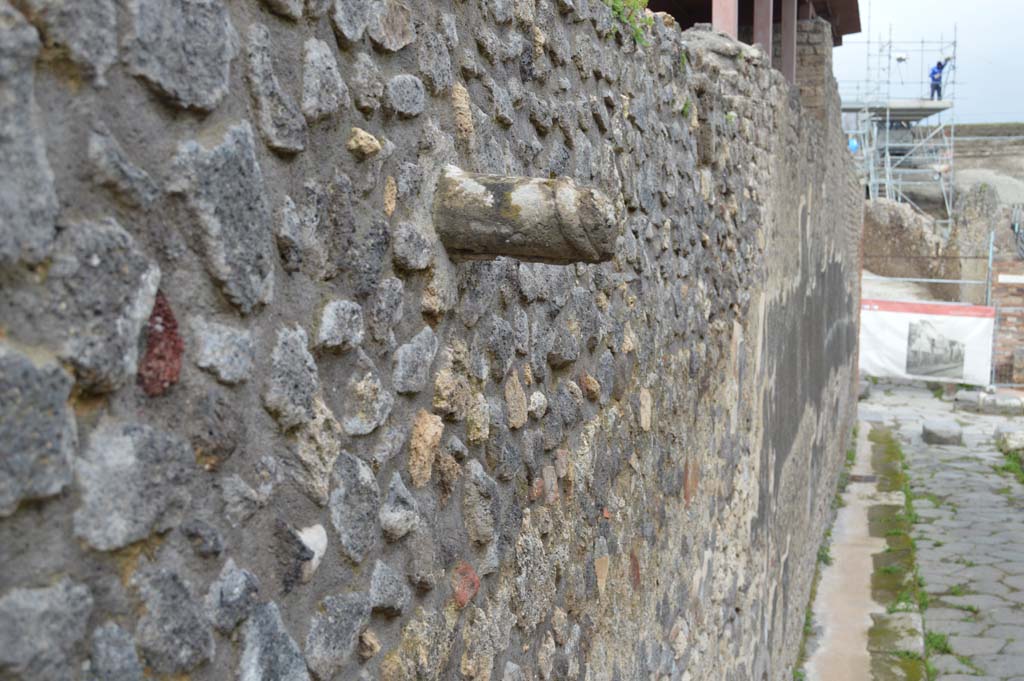 IX.5.13 Pompeii. March 2018. Detail of phallus, looking north along roadway towards Via di Nola. 
Foto Taylor Lauritsen, ERC Grant 681269 DÉCOR.
