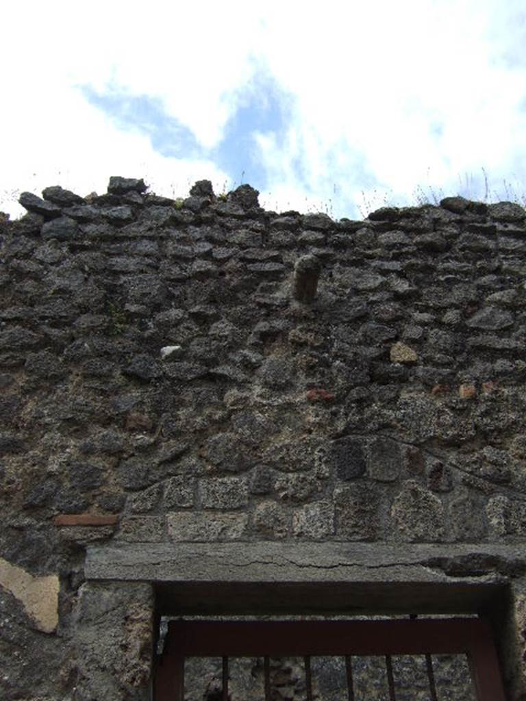 IX.5.13 Pompeii. May 2006. Phallus above door.