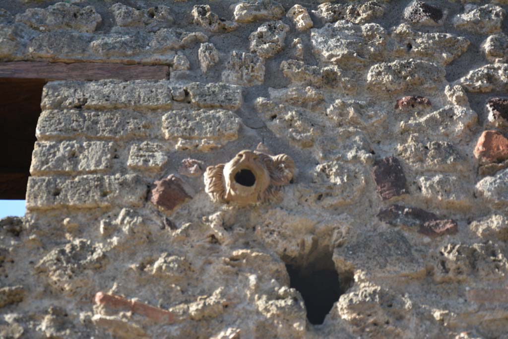 IX.5.13 Pompeii. March 2017. Face set into wall above doorway.
Foto Christian Beck, ERC Grant 681269 DÉCOR.
