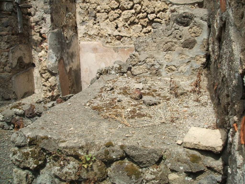 IX.5.13 Pompeii. May 2005. Hearth in kitchen area of IX.5.11, looking north from doorway.