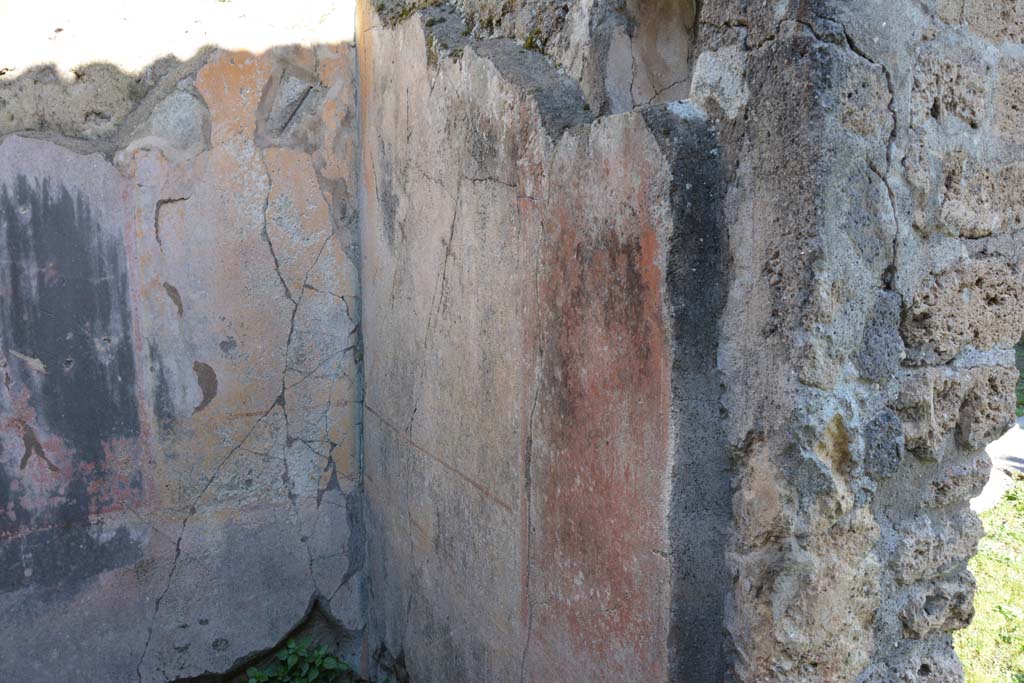 IX.5.14 Pompeii. May 2017. Room L, looking across south wall towards south-east corner from entrance doorway.
Foto Christian Beck, ERC Grant 681269 DCOR.
