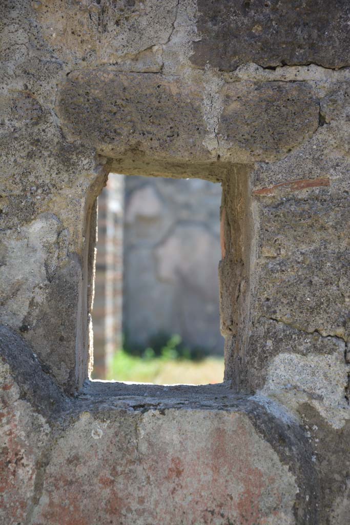 IX.5.14 Pompeii. May 2017. Room L, small opening in south wall in south-east corner.
Foto Christian Beck, ERC Grant 681269 DCOR.

