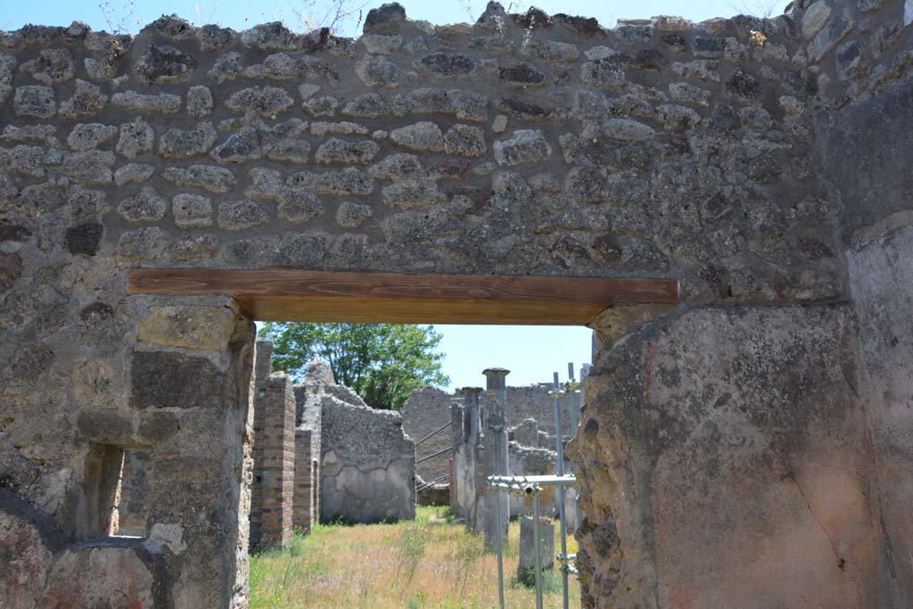 IX.5.14 Pompeii. May 2017. Room L, upper south wall above doorway to peristyle k.
Foto Christian Beck, ERC Grant 681269 DCOR.

