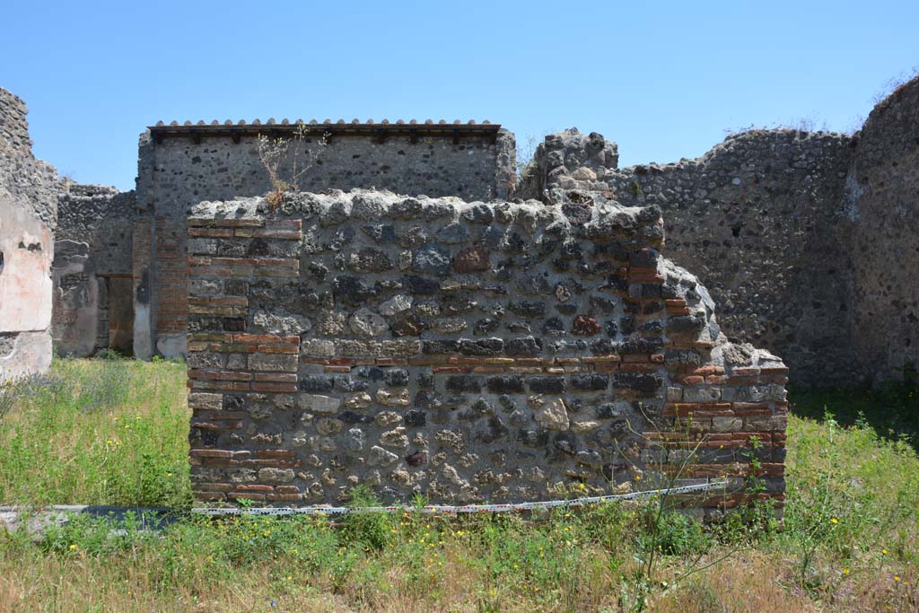 IX.5.14 Pompeii. May 2017. Peristyle k, detail of wall on east portico, between atrium b, on left, and room m, on right.
Foto Christian Beck, ERC Grant 681269 DCOR.

