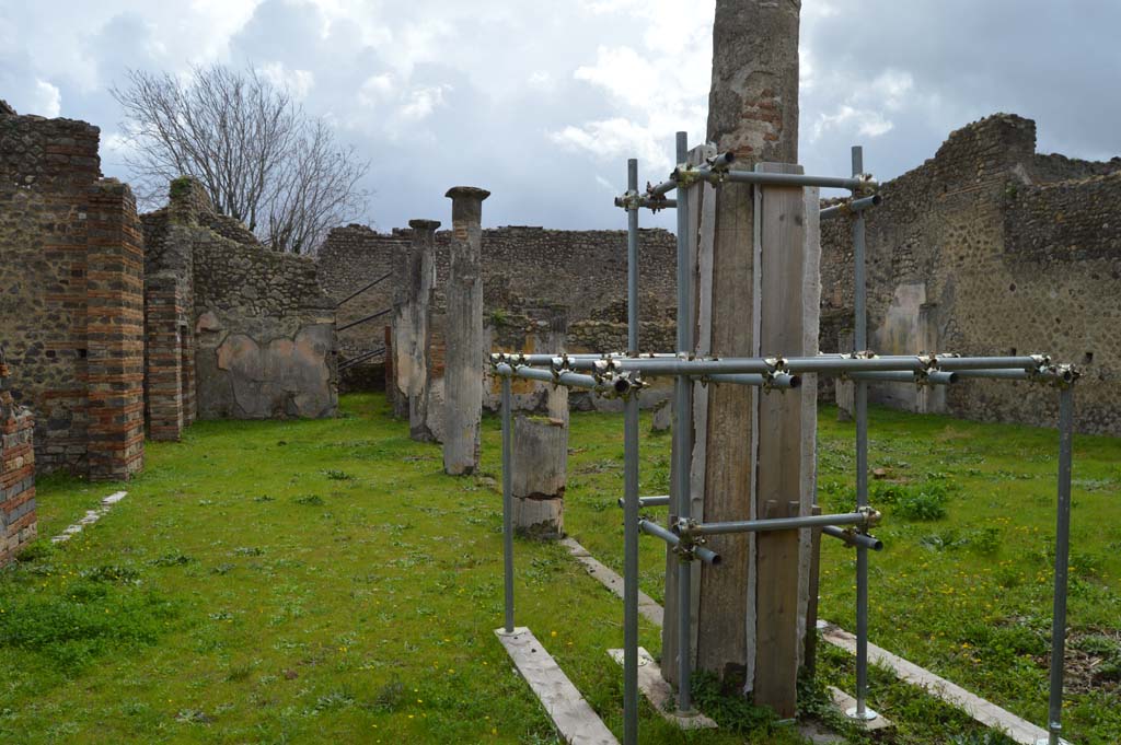 IX.5.14 Pompeii. March 2018. Portico k, looking south along east side.
Foto Taylor Lauritsen, ERC Grant 681269 DCOR.
