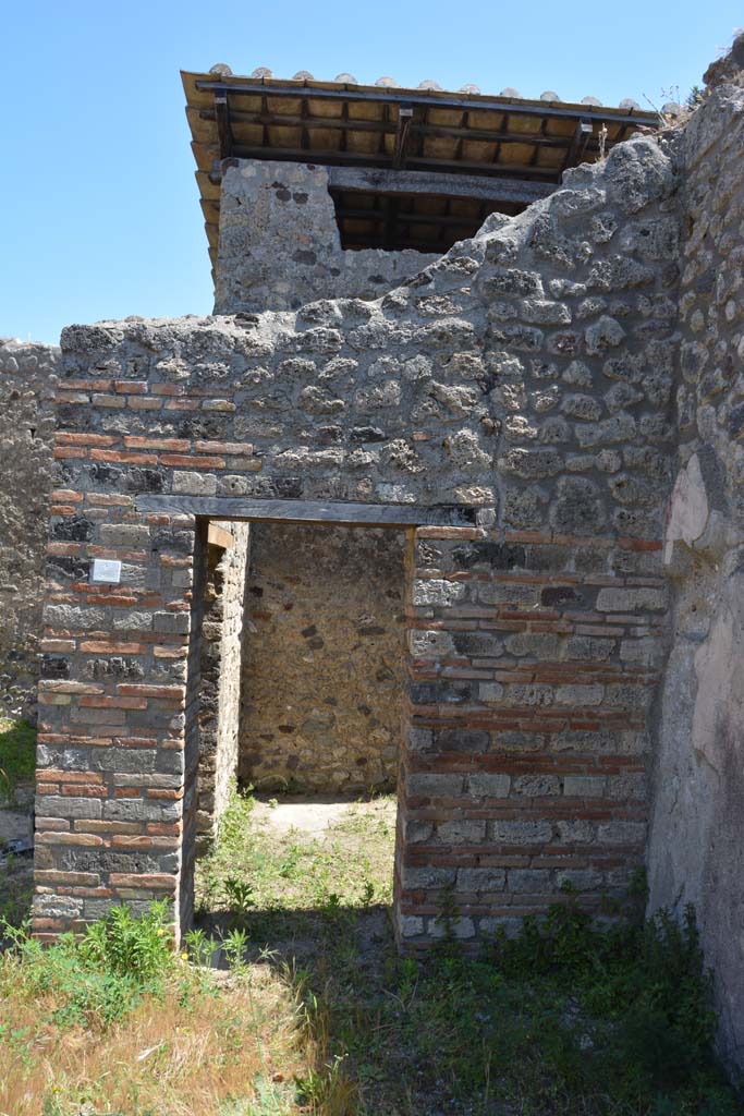 IX.5.14 Pompeii. May 2017. 
Peristyle k, doorway to room o in south-east corner of east portico.
Foto Christian Beck, ERC Grant 681269 DCOR.
