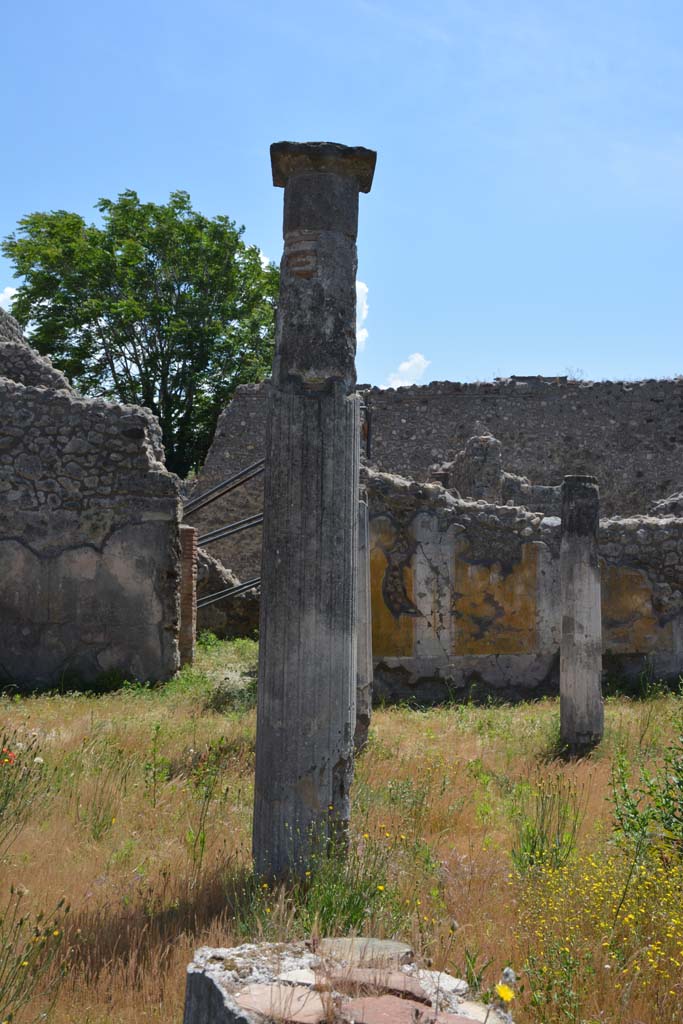 IX.5.14 Pompeii. May 2017. Peristyle k, looking south along east portico.
Foto Christian Beck, ERC Grant 681269 DCOR.
