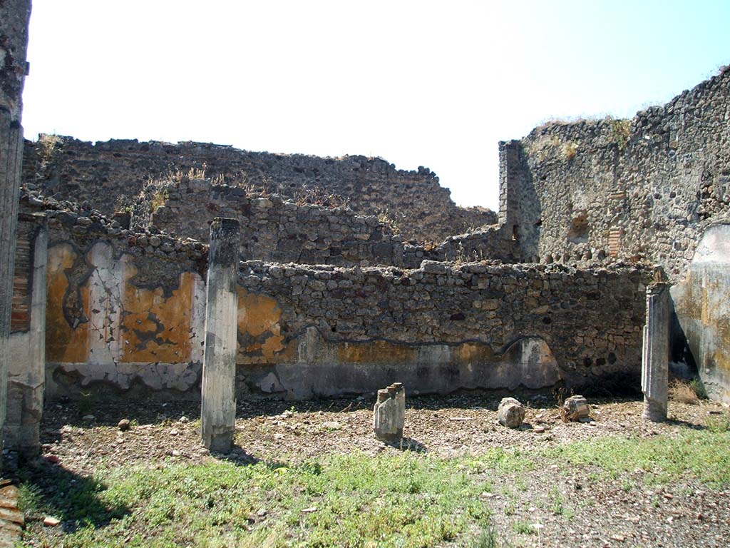 IX.5.14 Pompeii. May 2005. South portico of peristyle k.