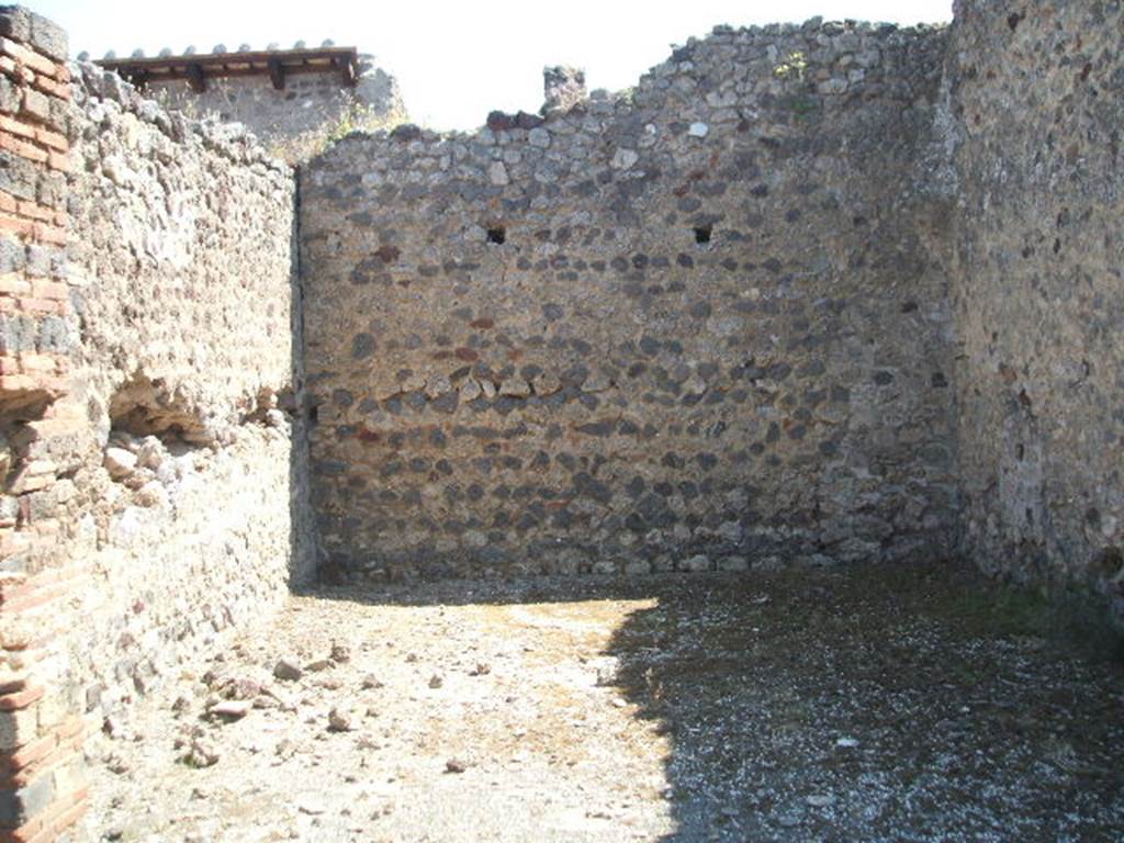 IX.5.14 Pompeii. May 2005. Room m, large exedra or triclinium, on east side of peristyle.
This room had remains of a floor of white mosaics arranged in an oblique pattern: in the room the threshold with a pattern of meanders emphasised the wide opening towards the peristyle.
