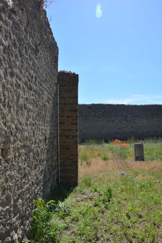 IX.5.14 Pompeii. May 2017. 
Room m, looking west along south wall towards east portico of peristyle k.
Foto Christian Beck, ERC Grant 681269 DCOR.
