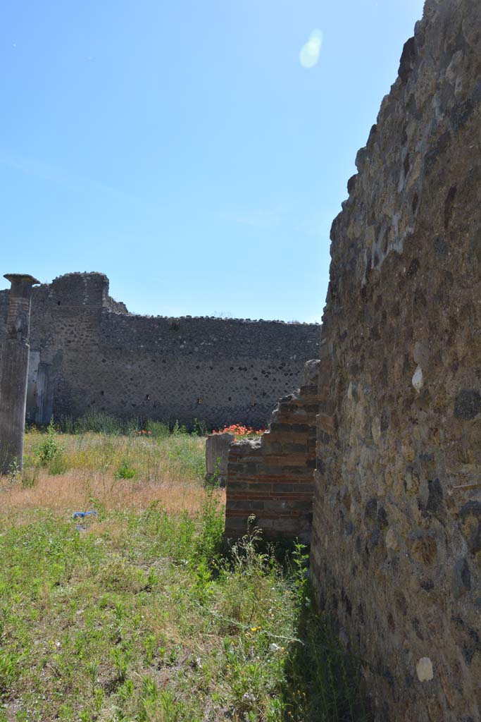 IX.5.14 Pompeii. May 2017. 
Room m, looking west along north wall towards east portico of peristyle k.
Foto Christian Beck, ERC Grant 681269 DCOR.
