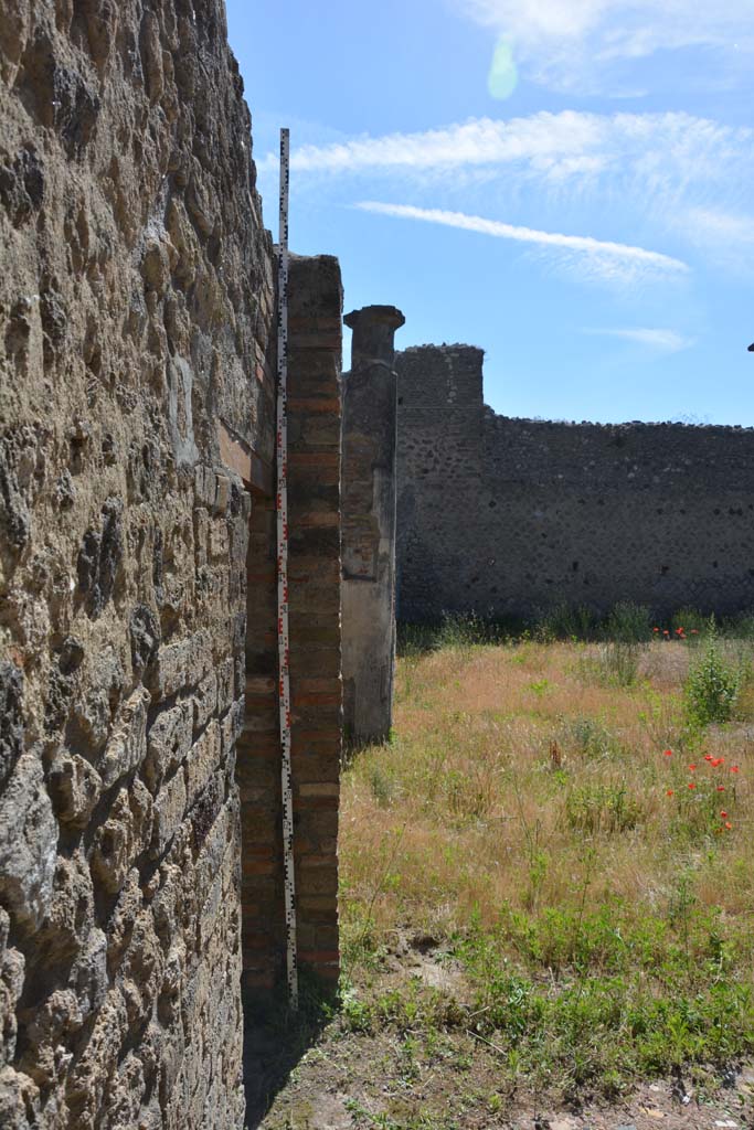 IX.5.14 Pompeii. May 2017. 
Room n, south wall, south-west corner, looking west across peristyle.
Foto Christian Beck, ERC Grant 681269 DCOR.
