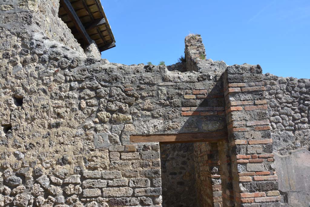 IX.5.14 Pompeii. May 2017. Room n, south wall, with doorway at west end into room o. 
Foto Christian Beck, ERC Grant 681269 DCOR.

