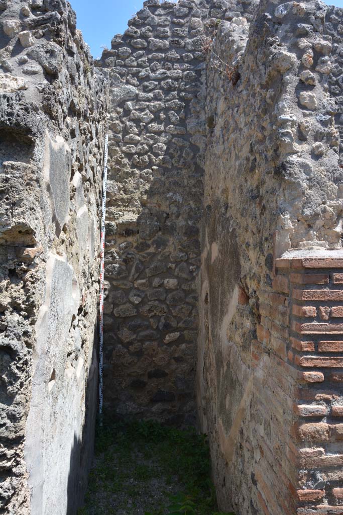 IX.5.14 Pompeii. May 2017. Corridor “p”, looking east from doorway to kitchen “q”, on right. 
Foto Christian Beck, ERC Grant 681269 DÉCOR.
