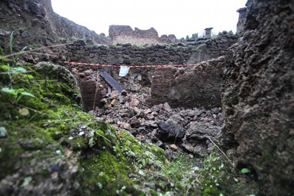 IX.5.14 Pompeii. December 2010. Looking north to doorway from room in servant’s area. 