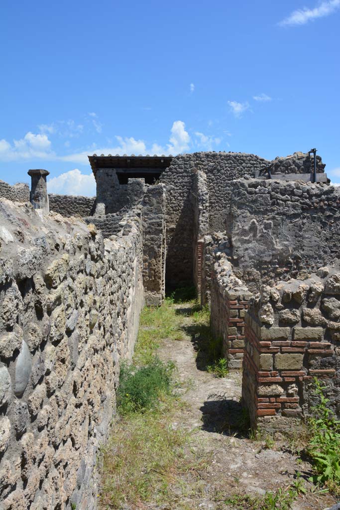 IX.5.14 Pompeii. March 2017. Corridor “p”, looking east from near room “t”, on right.  
Foto Christian Beck, ERC Grant 681269 DÉCOR.
