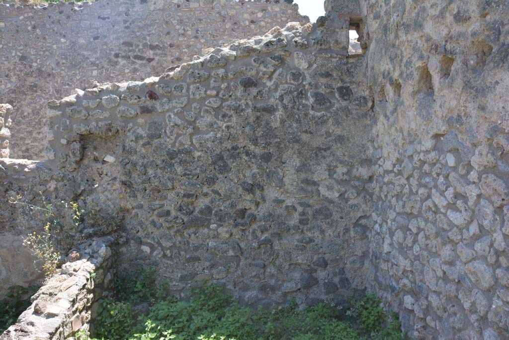 IX.5.14 Pompeii. May 2017. Room “s”, looking towards south wall, with room “t” visible over small wall on left.  
Foto Christian Beck, ERC Grant 681269 DÉCOR.
