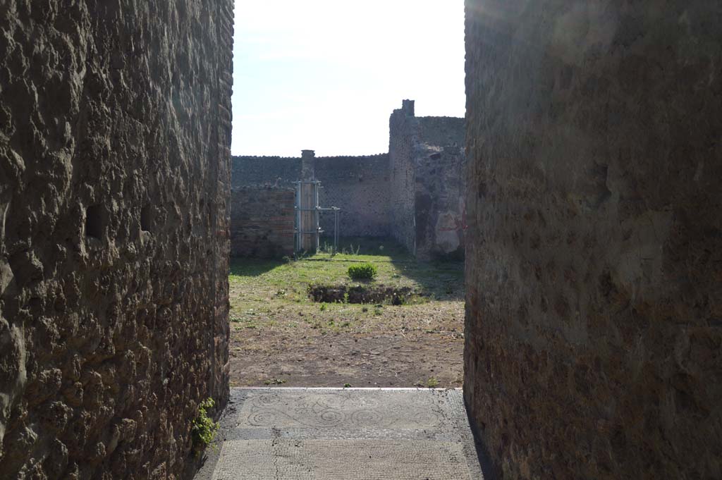 IX.5.14, Pompeii. October 2017. Looking west from entrance corridor “a”, towards atrium “b”.
Foto Taylor Lauritsen, ERC Grant 681269 DÉCOR.
