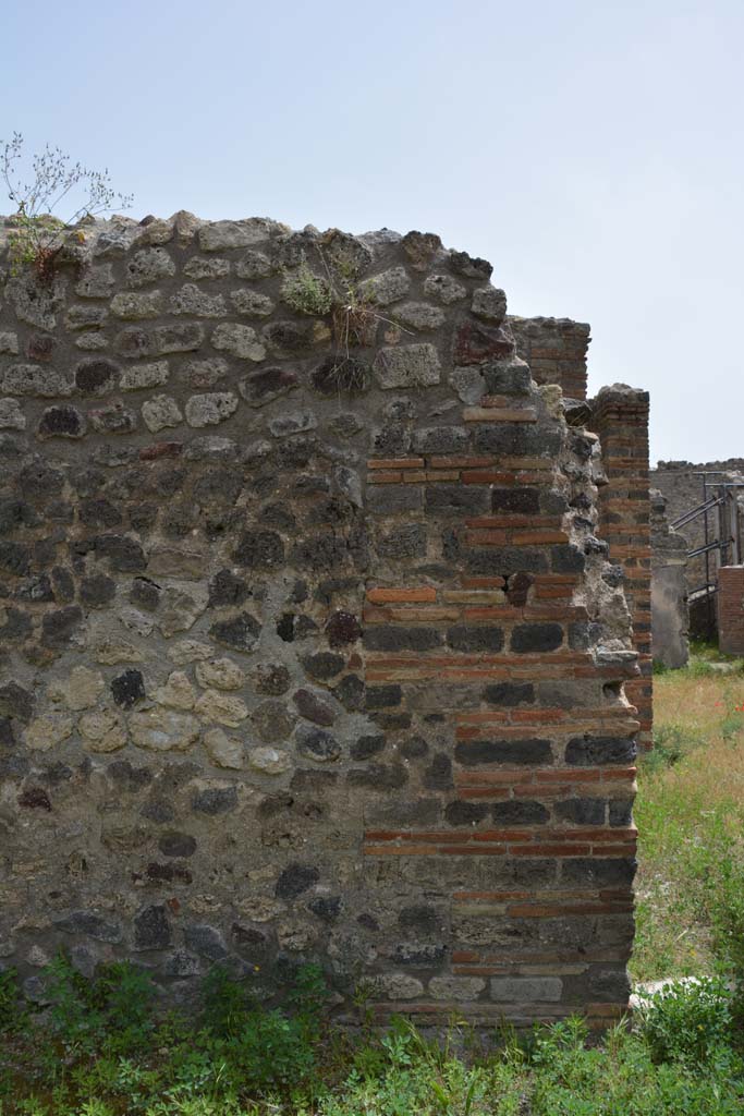 IX.5.14 Pompeii. May 2017. 
Room “b”, west end of south wall of atrium with doorway to room “m”, on right.
Foto Christian Beck, ERC Grant 681269 DÉCOR.

