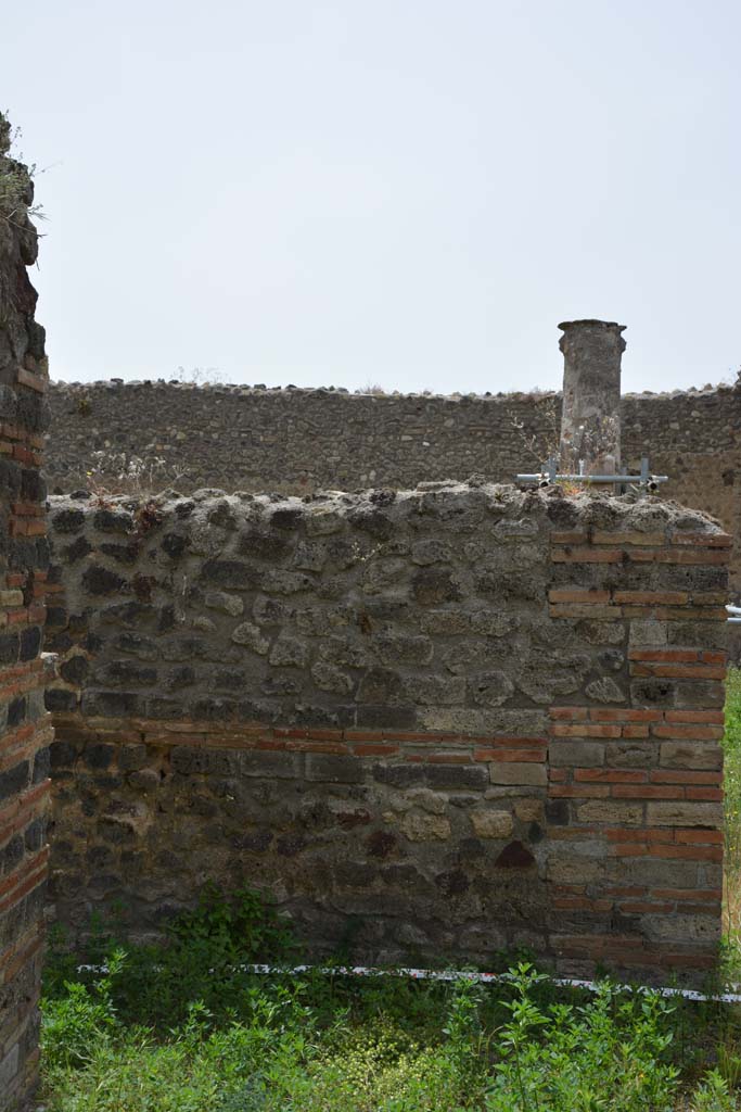 IX.5.14 Pompeii. May 2017. 
Room “b”, looking towards west wall in south-west corner of atrium.
Foto Christian Beck, ERC Grant 681269 DÉCOR.
