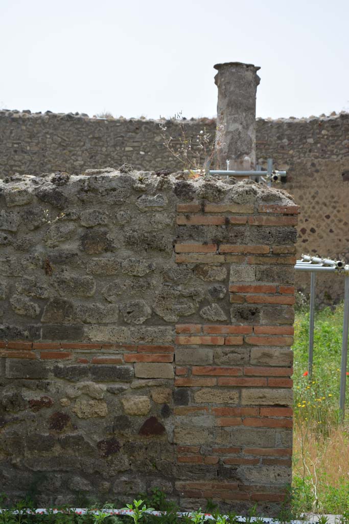 IX.5.14 Pompeii. May 2017. 
Room “b”, west wall in south-west corner of atrium, with doorway to peristyle “k”, on right.
Foto Christian Beck, ERC Grant 681269 DÉCOR.

