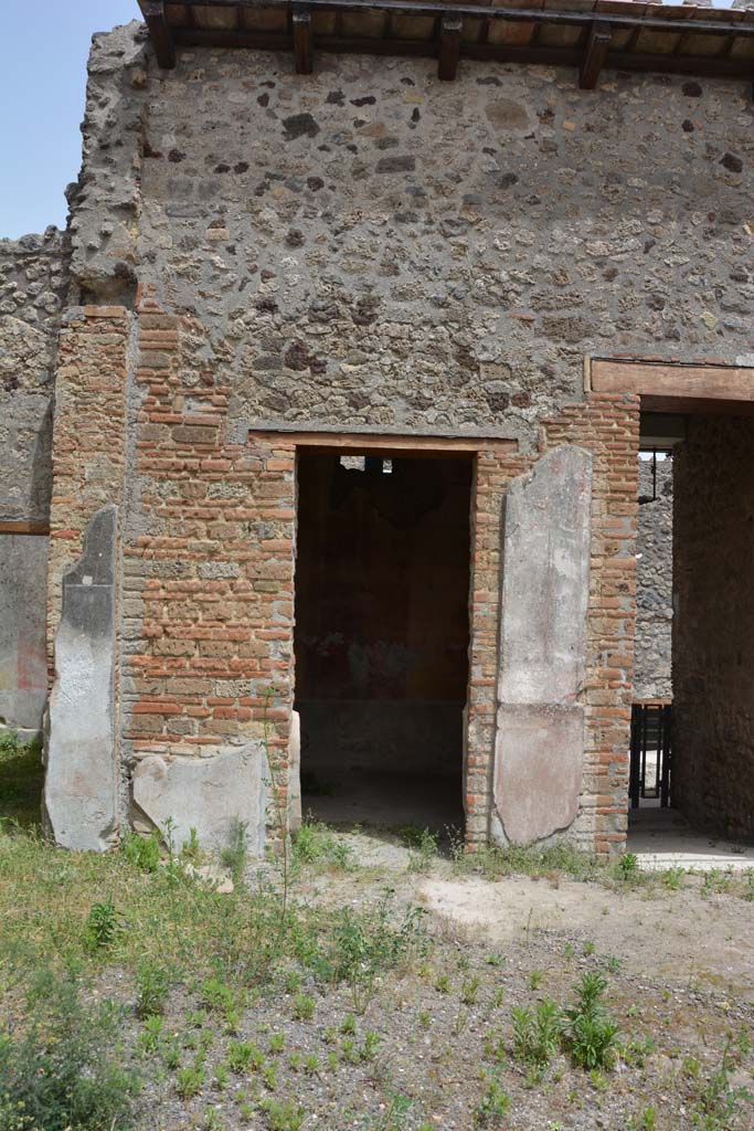 IX.5.14 Pompeii. May 2017. 
Room “b”, looking towards east wall of atrium, with doorway to room “c” and entrance corridor “a”.
Foto Christian Beck, ERC Grant 681269 DÉCOR.
