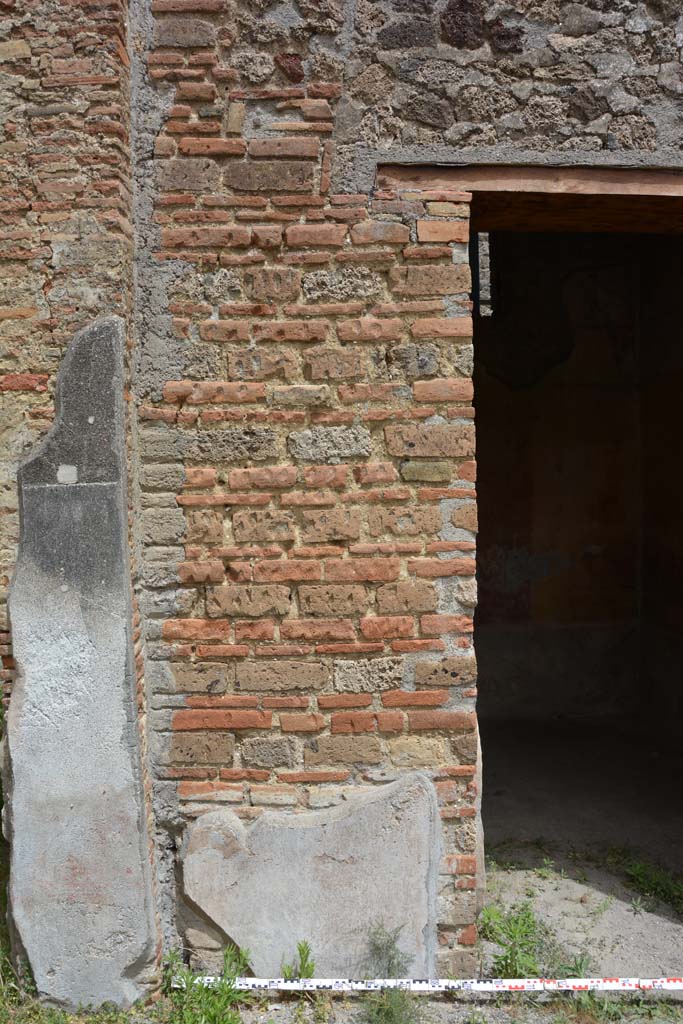 IX.5.14 Pompeii. May 2017. Room “b”, east side of atrium, north side of doorway to room “c”.
Foto Christian Beck, ERC Grant 681269 DÉCOR.
