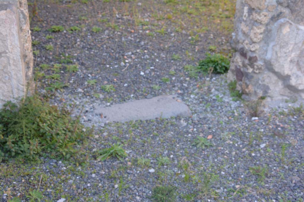 IX.5.14 Pompeii. March 2017.  Room f, looking towards remains of doorway threshold from atrium b.
Foto Christian Beck, ERC Grant 681269 DCOR.
