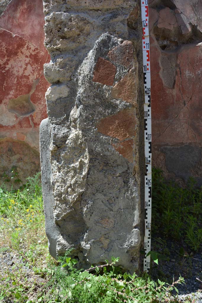 IX.5.14 Pompeii. May 2017. Room f, detail of west side of doorway.
Foto Christian Beck, ERC Grant 681269 DCOR.
