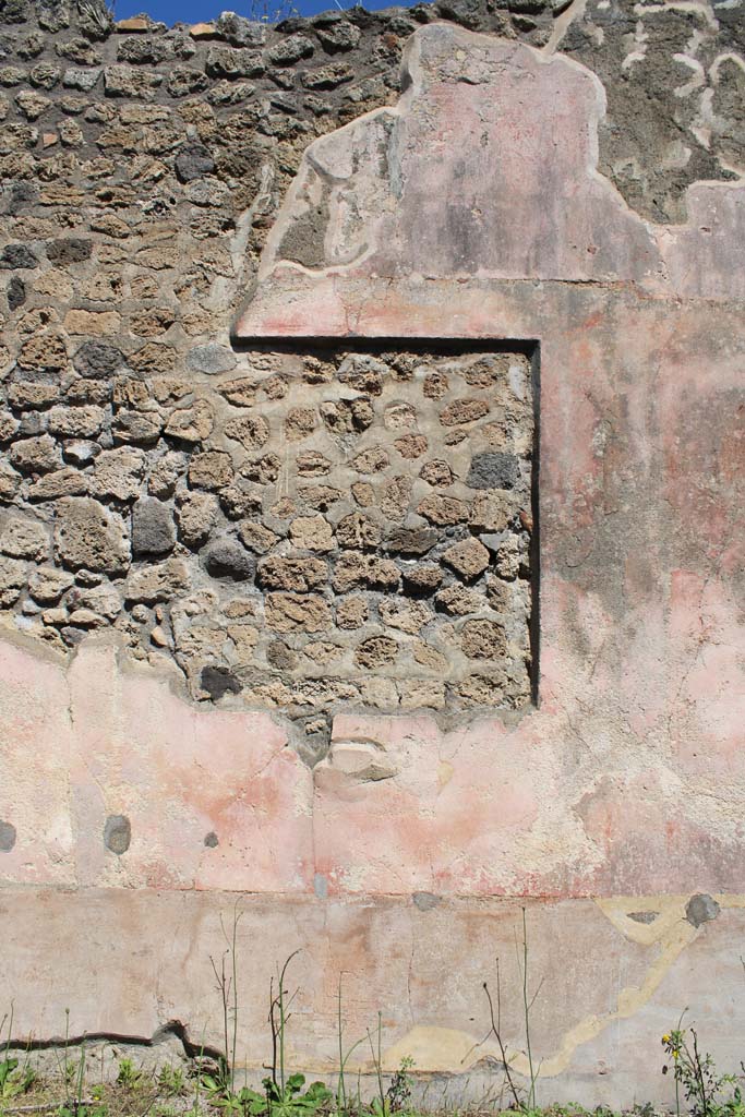 IX.5.14 Pompeii. May 2019. Room f, site of central painting on north wall.
Foto Christian Beck, ERC Grant 681269 DCOR.
