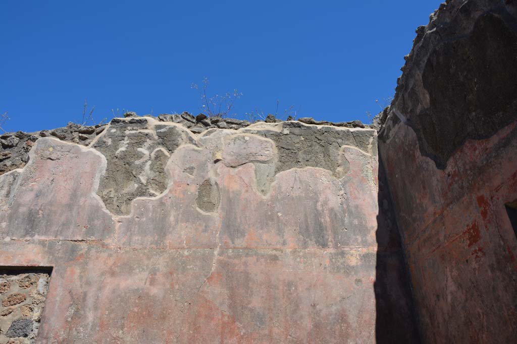 IX.5.14 Pompeii. May 2017. Room f, upper north wall at east end.
Foto Christian Beck, ERC Grant 681269 DCOR.
