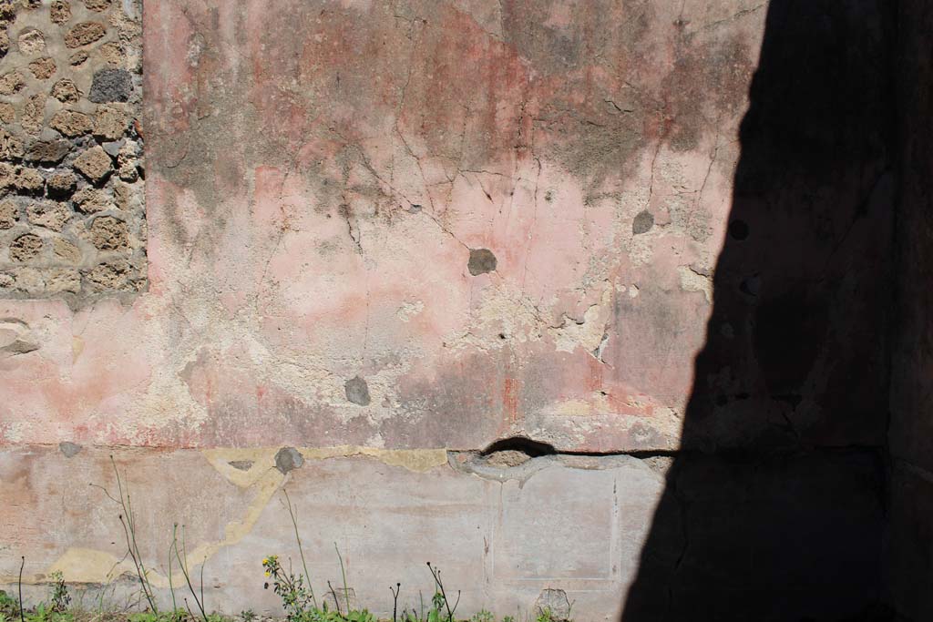 IX.5.14 Pompeii. May 2019. Room f, north wall at east end.
Foto Christian Beck, ERC Grant 681269 DCOR.
