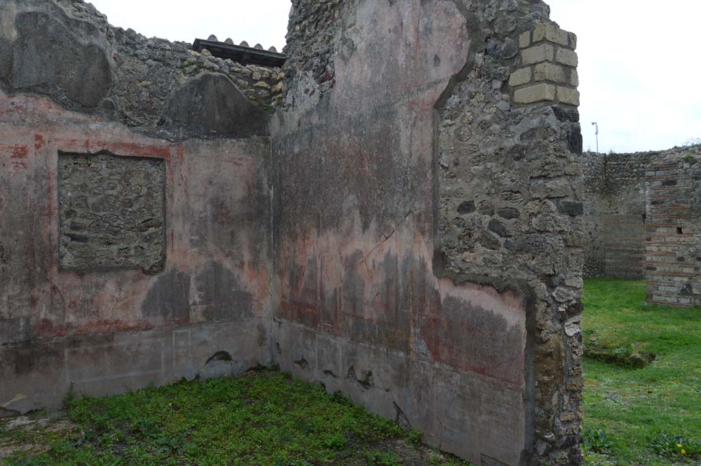 IX.5.14 Pompeii. March 2018. Triclinium f, looking towards east wall, on left, and south wall with doorway to atrium, on right.
Foto Taylor Lauritsen, ERC Grant 681269 DCOR.
