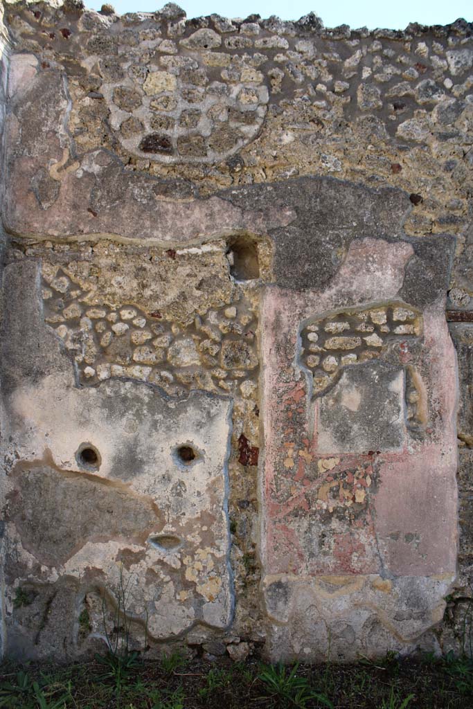 IX.5.14 Pompeii. May 2019. 
Room e, north ala, looking towards east wall and north-east corner, on left.
In the upper left of the photo, the stucco remains of the decoration from the arched ceiling can be seen.
Foto Christian Beck, ERC Grant 681269 DCOR.
