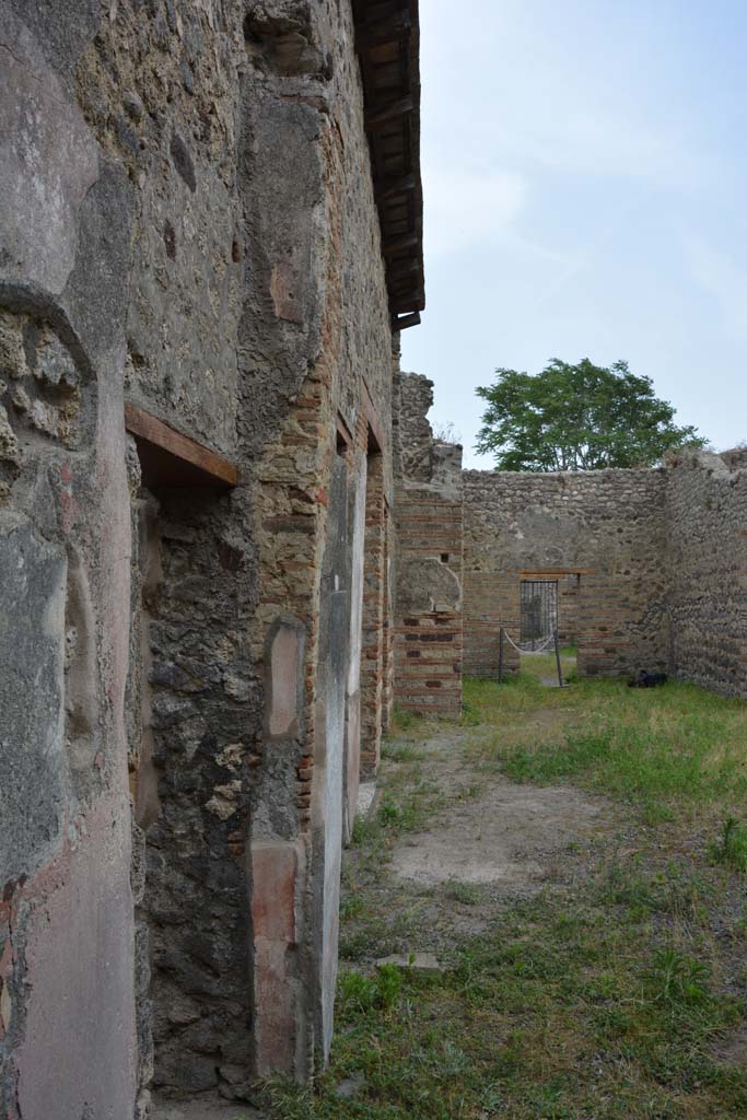 IX.5.14 Pompeii. May 2017. 
North ala e, looking south along east wall, across atrium towards south ala i, from doorway to room d, on left.
Foto Christian Beck, ERC Grant 681269 DCOR.
