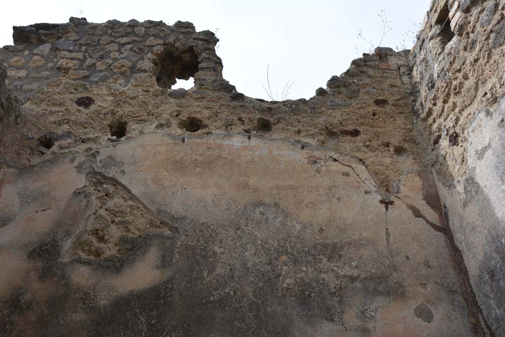 IX.5.14 Pompeii. May 2017. 
Room d, looking to higher upper north wall, with holes for support beams for an upper floor above the curve of the arched ceiling.
Foto Christian Beck, ERC Grant 681269 DCOR.
