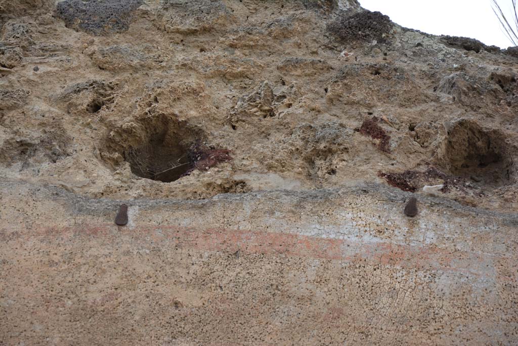 IX.5.14 Pompeii. May 2017. Room d, detail of holes for support beams for an arched ceiling, and upper wall decoration.
Foto Christian Beck, ERC Grant 681269 DCOR.

