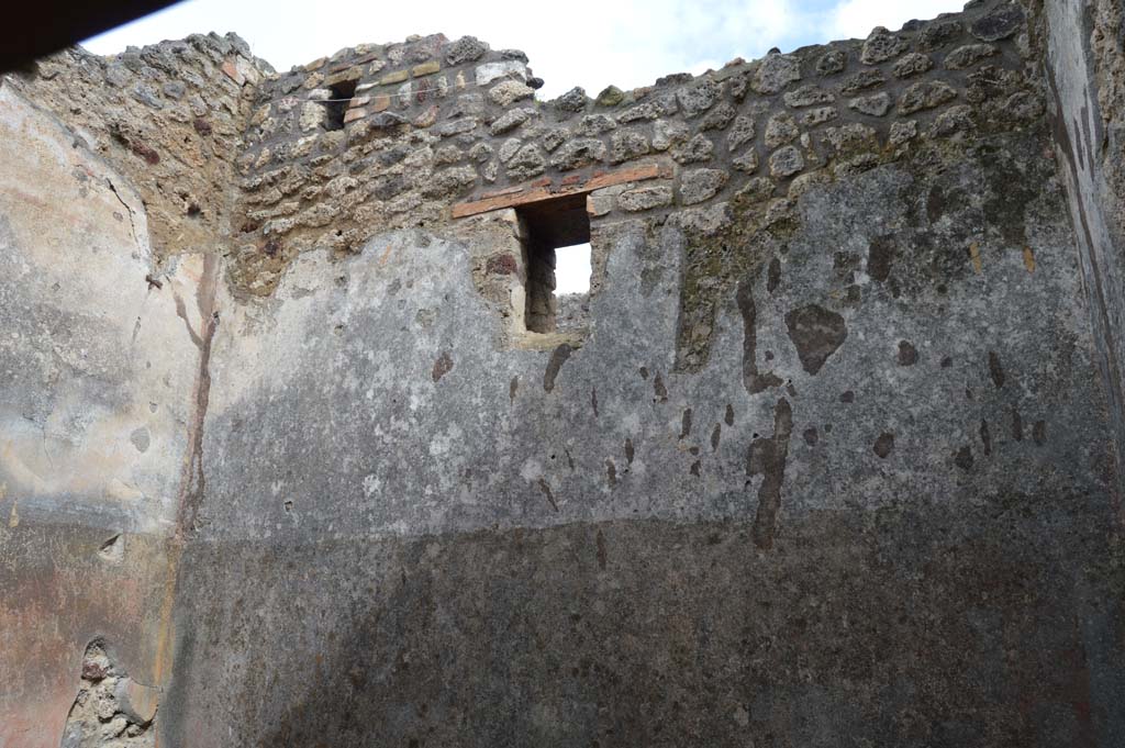 IX.5.14 Pompeii. March 2018. Room d, a cubiculum. Looking towards east wall with high window overlooking Vicolo del Centenario.
Foto Taylor Lauritsen, ERC Grant 681269 DCOR.
