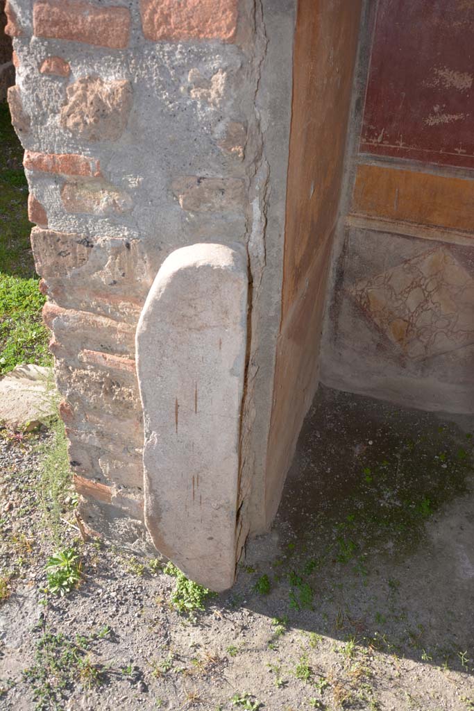 IX.5.14 Pompeii. March 2017. Room c, north side of doorway and north-west corner.
Foto Christian Beck, ERC Grant 681269 DCOR.
