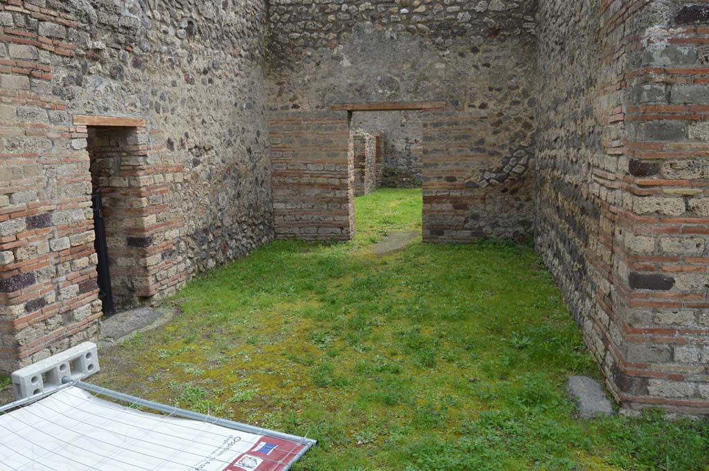 IX.5.14 Pompeii. March 2018. Looking south in room “i”, towards doorway to atrium of IX.5.16.
On the left is the doorway to room h, exit/entrance at IX.5.15.
Foto Taylor Lauritsen, ERC Grant 681269 DÉCOR.
