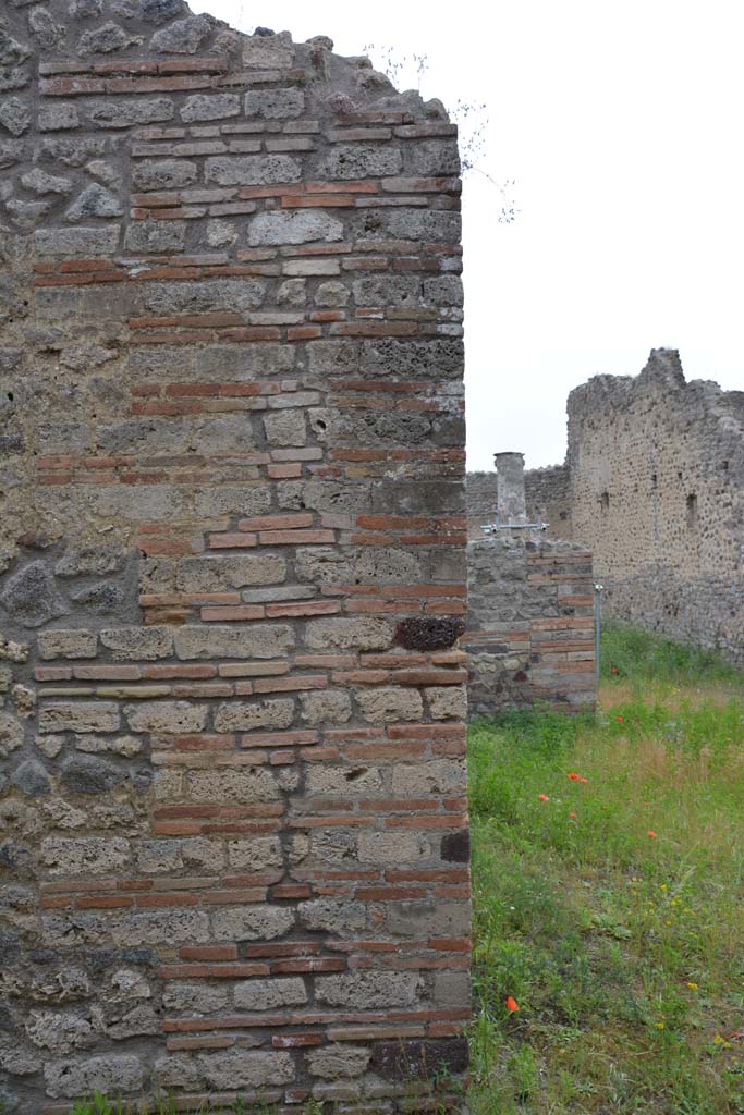 IX.5.14 Pompeii. May 2017. Room “i”, west wall at north end, with atrium, on right.        
Foto Christian Beck, ERC Grant 681269 DÉCOR.
